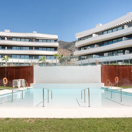 Apartment Stylish 2br Pool & Balcony *